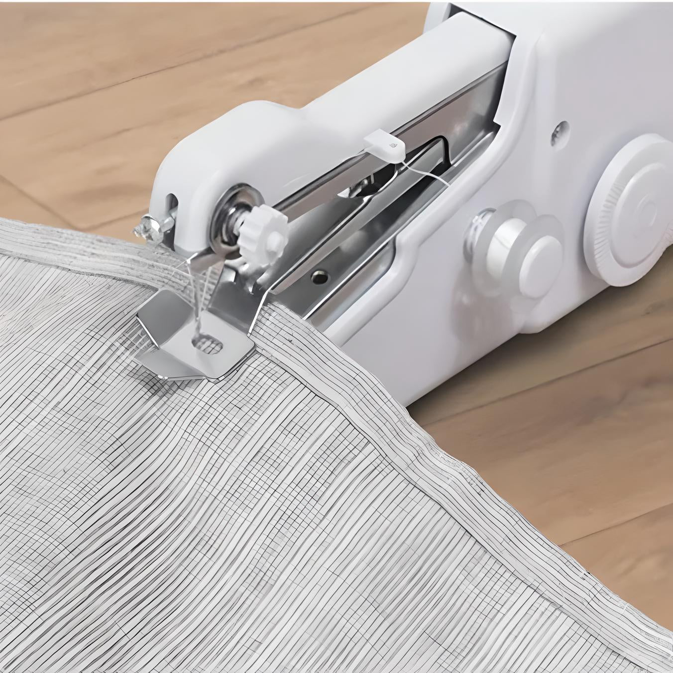 Mini handnaaimachine - Met accessoires voor snelle kledingreparaties